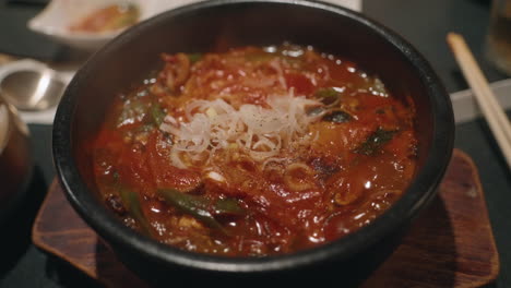 도쿄의 한 레스토랑에서 뜨거운 한국 육개장 지글지글 그릇 - 클로즈업