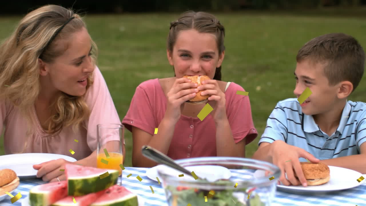 animación de confeti cayendo sobre una familia feliz en una fiesta de cumpleaños