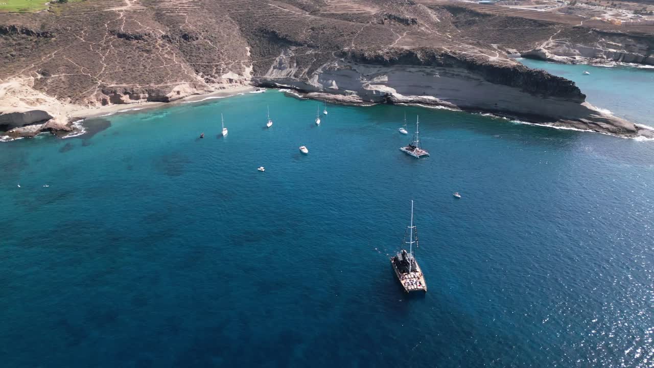 gente bañándose, catamarán en el agua azul del mar, hermosa bahía en una isla, tenerife, barco, verano, dron