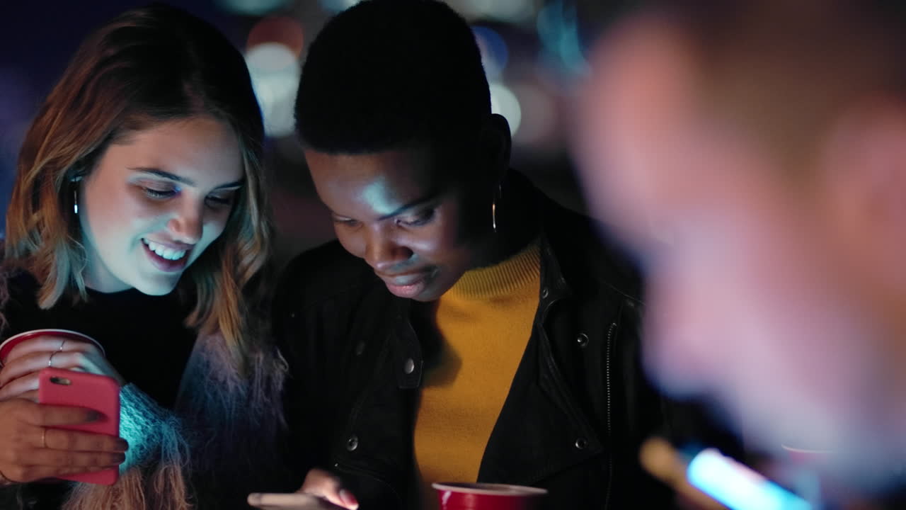 Donna, amici e telefono di notte sui social media