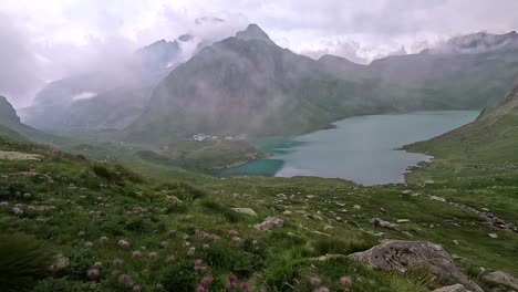 vista sobre el lago vannino y rifugiao margaroli con niebla y niebla sobre el lago