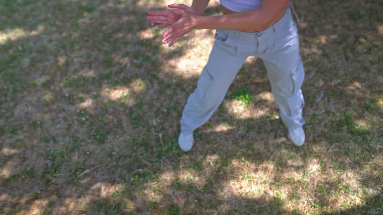 mujer bailando al aire libre