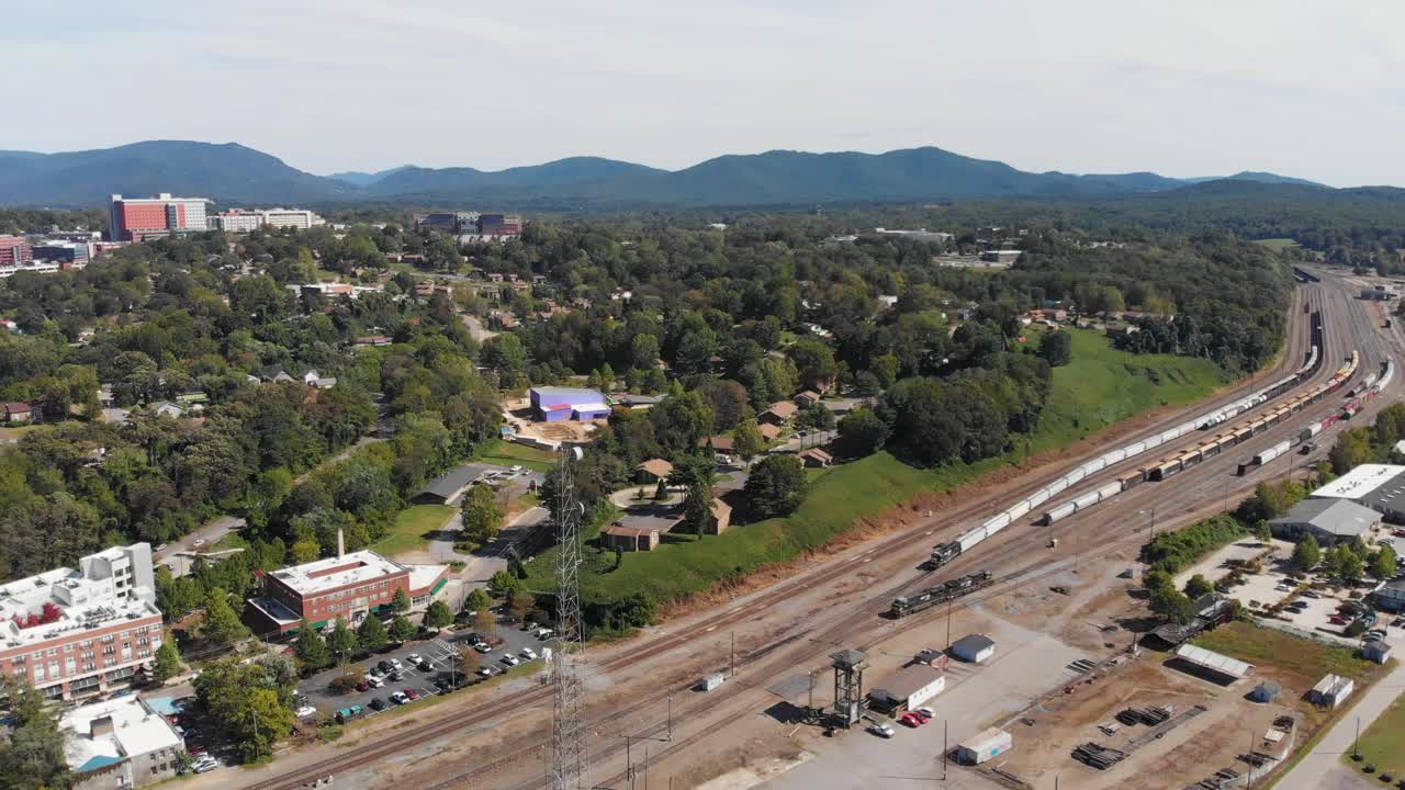 video aéreo de drones de 4k del río ancho francés y el patio de trenes del sur de norfolk en asheville, nc
