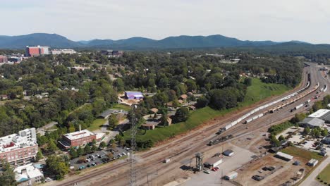 video aéreo de drones de 4k del río ancho francés y el patio de trenes del sur de norfolk en asheville, nc