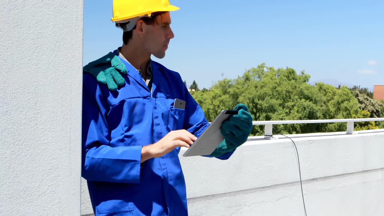 trabajador masculino que usa una tableta digital en la estación solar 4k