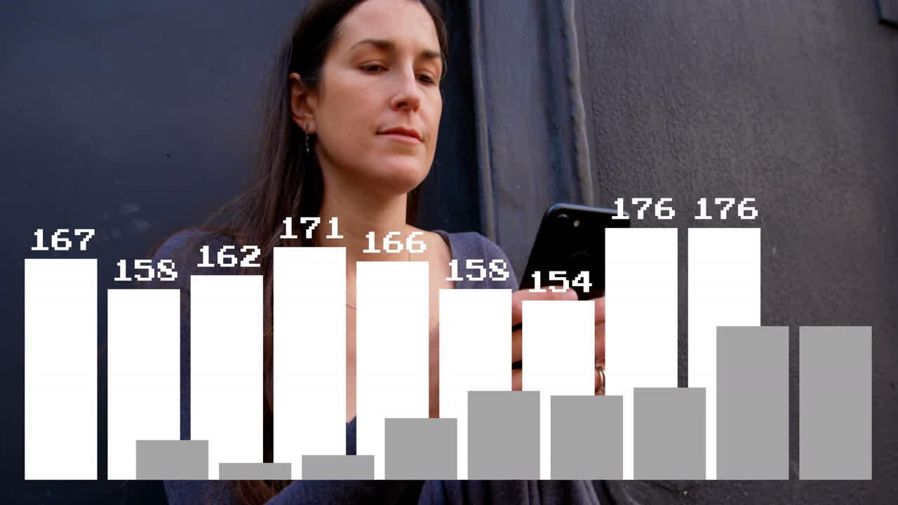 анимация обработки данных над кавказской женщиной, использующей смартфон