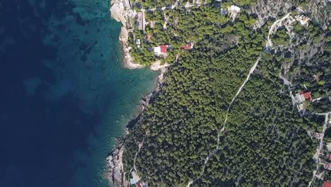 adelante, cámara lenta, ligeramente giratoria, un dron disparado hacia abajo sobre la isla de aigina en grecia