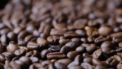 los granos de café giran lentamente