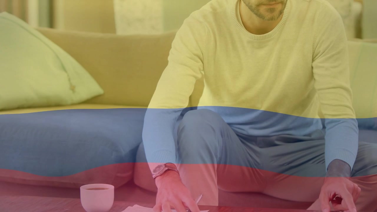 Hombre alcanzando y extendiendo documentos, clasificando facturas financieras y usando bandas de calculadora que se desplazan por la pantalla.