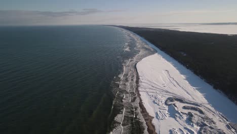 Olas-Salpicando-A-La-Orilla-Cubierta-De-Nieve-En-El-Mar-Báltico-En-Polonia-En-Invierno