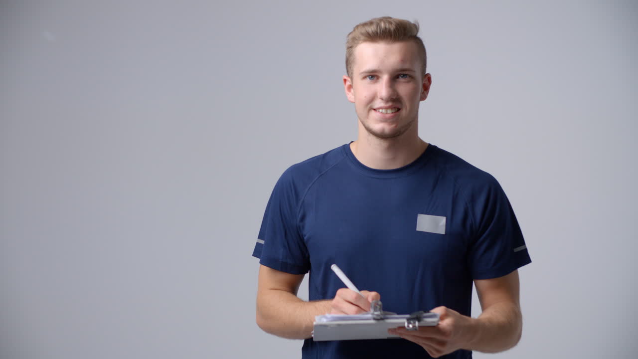 secuencia en cámara lenta de una entrenadora deportiva con un clipboard