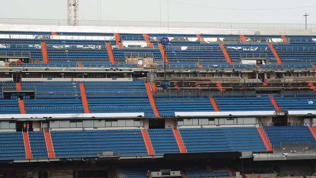 elevador de cangilones de hormigón por grúa torre bajado a la obra de construcción del estadio santiago bernabeu en madrid, españa