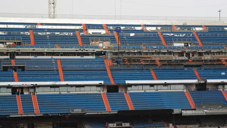 Betonkübellift-Per-Turmkran-Auf-Die-Baustelle-Des-Stadions-Santiago-Bernabeu-In-Madrid,-Spanien,-Abgesenkt