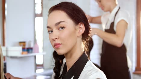 Porträt-Eines-Friseurs,-Der-Dem-Kunden-Die-Haare-Kämmt