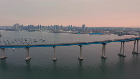 Puente-Coronado-Sobre-La-Bahía-De-San-Diego-Con-El-Horizonte-De-California-De-Fondo-Al-Amanecer---Puente-San-Diego–coronado-En-California,-Ee.uu.