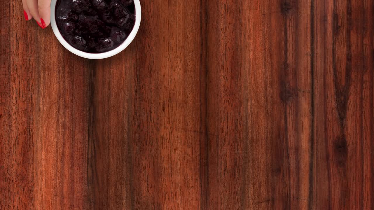 ofreciendo mermelada de arándanos