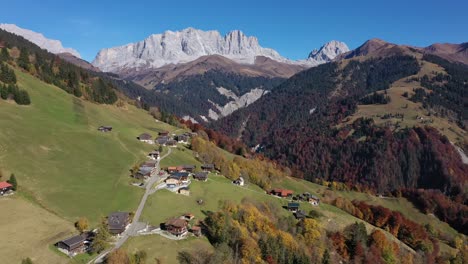 pueblo de montaña en montañas suizas schuders im r tikon