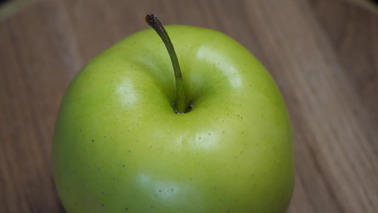 En vinteræblesort kendt som Reinette Simirenko. Et grønt æble i nærbillede. Reinette Simirenko er en gammel æblesort. Frugten har mørt, sprødt, grønligt-hvidt frugtkød