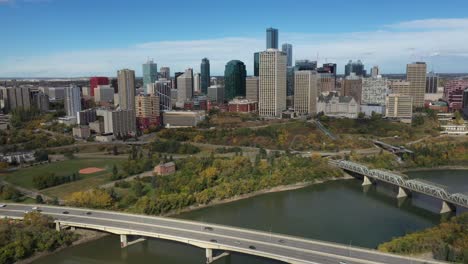 Tagsüber-Luftdrohnenaufnahme-Der-Innenstadt-Von-Edmonton-Und-Des-North-Saskatchewan-River-Im-Herbst,-Aufgenommen-Aus-Der-Gegend-Von-Rossdale