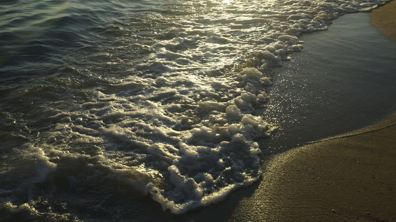 해가 지는 해변의 파도