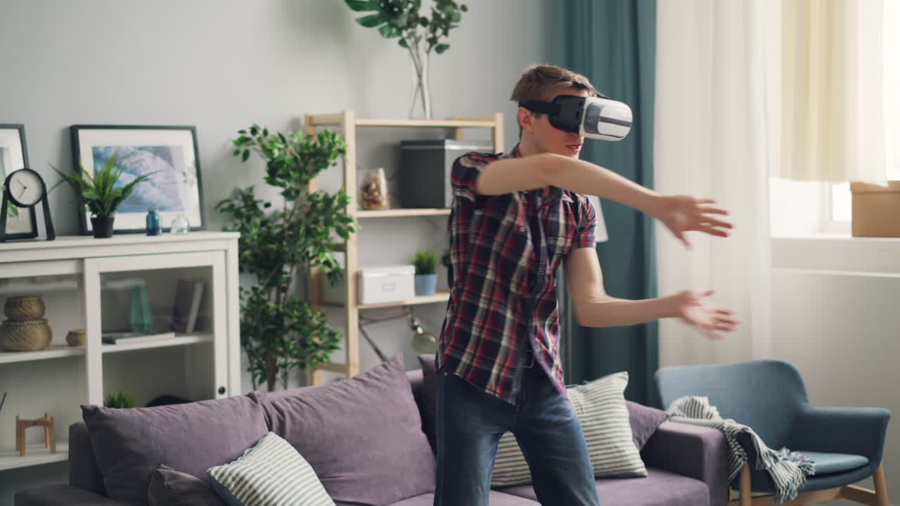 hombre usando auriculares vr en casa