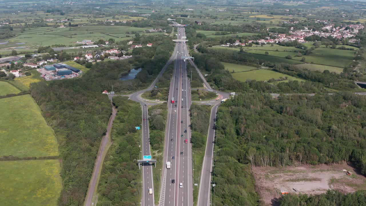toma de drone del lado inglés de la rotonda de la autopista m4 del puente prince of wales
