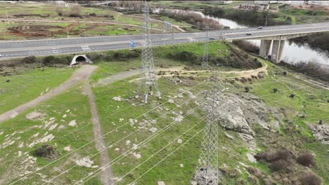 perspectiva aérea de dos torres de transmisión, líneas eléctricas aéreas