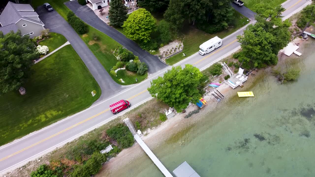 해안 지역에서 매빅 미니 드론 트래킹 rv