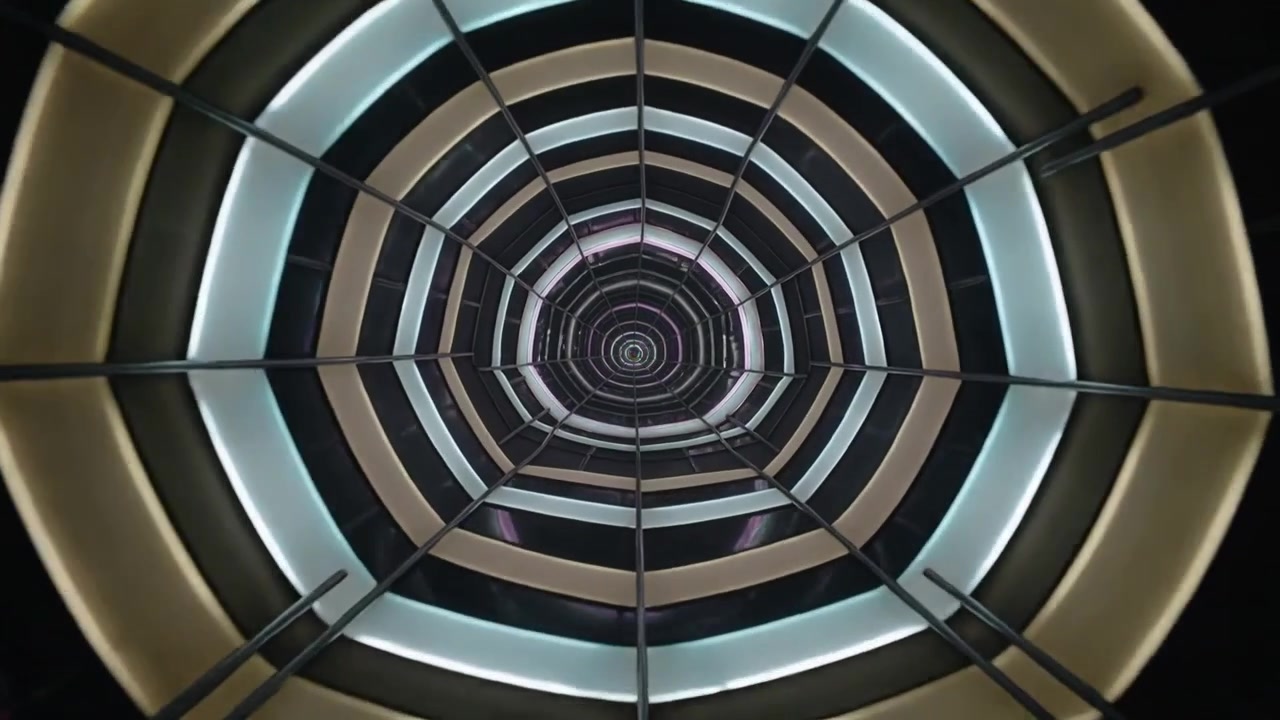 Sich verschiebender Spiegeltunnel zeigt LED-Ringe, Strahlen als sich wandelnde Rahmen in einer Kunstausstellung, die Unendlichkeit erzeugen