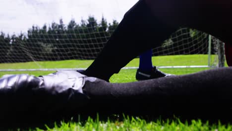 dos jugadores de fútbol golpeando una pelota en el campo