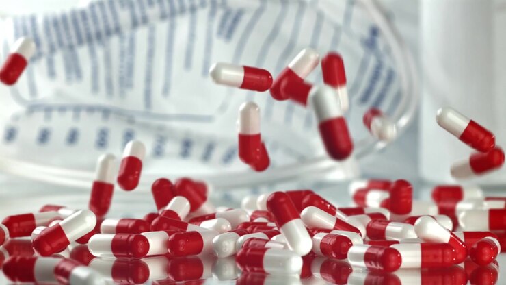 Capsule mediche rosse e bianche che cadono al rallentatore