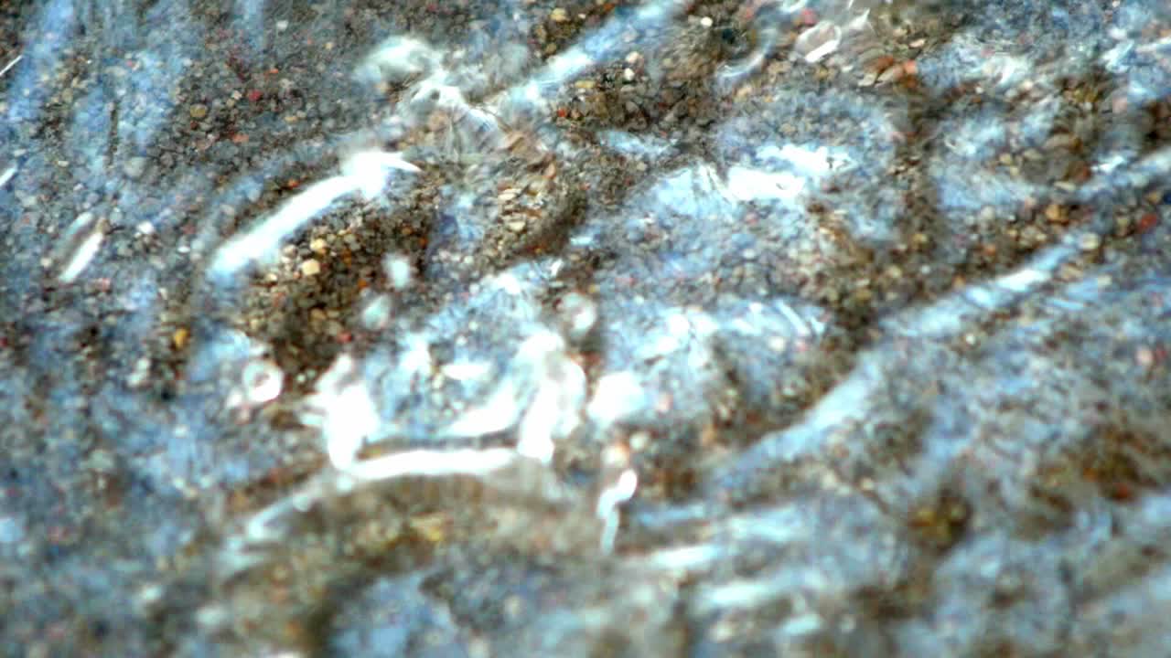 las gotas de lluvia caen al agua en la carretera de hormigón y se salpican