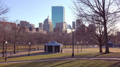 El-Centro-De-Boston,-Massachusetts,-Con-Boston-Common-Park-And-Church-1