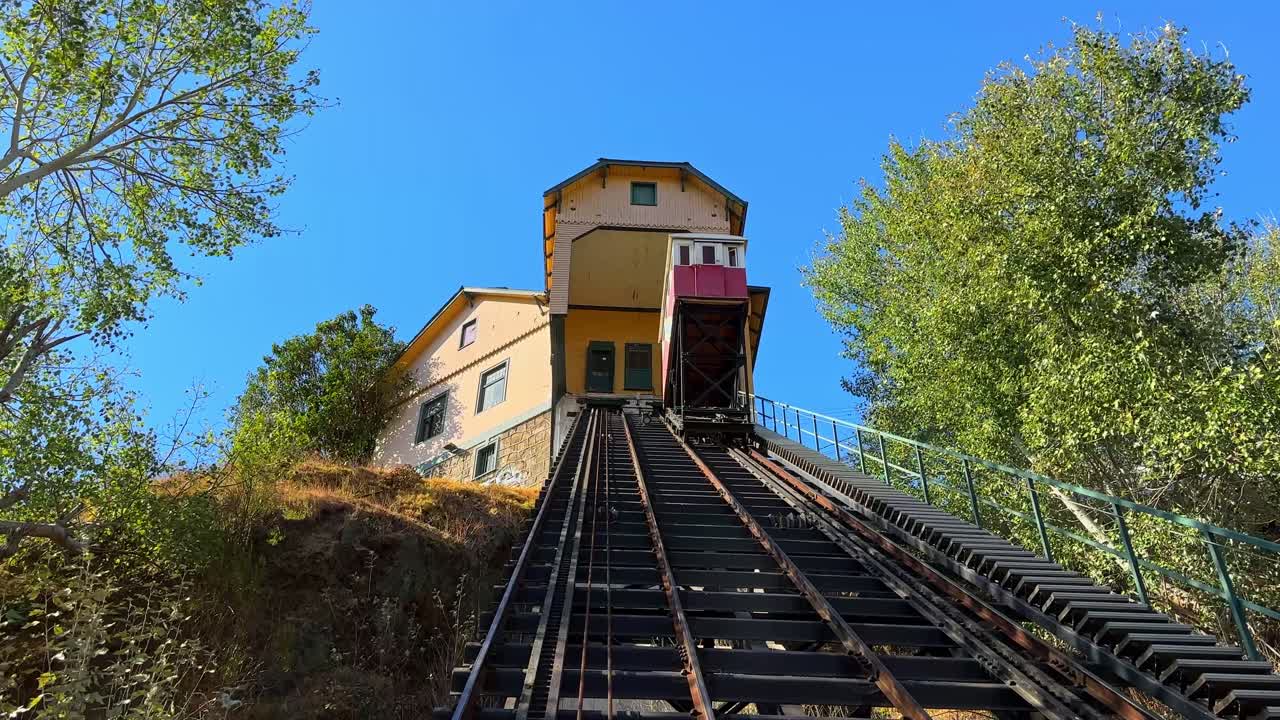 Funicolare di Baron Hill a Valparaíso, Cile. In salita
