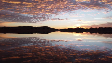 hermoso amanecer en un lago en calahorra, españa