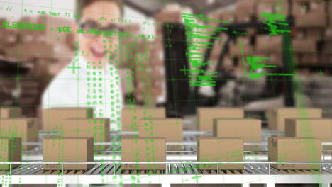 animatie van gegevensverwerking en dozen op transportband over een blanke mannelijke werknemer in een magazijn