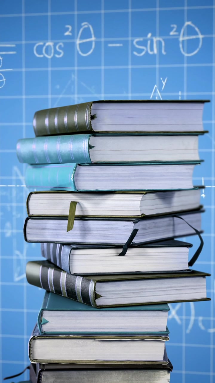 Pila di libri, equazioni matematiche e grafici