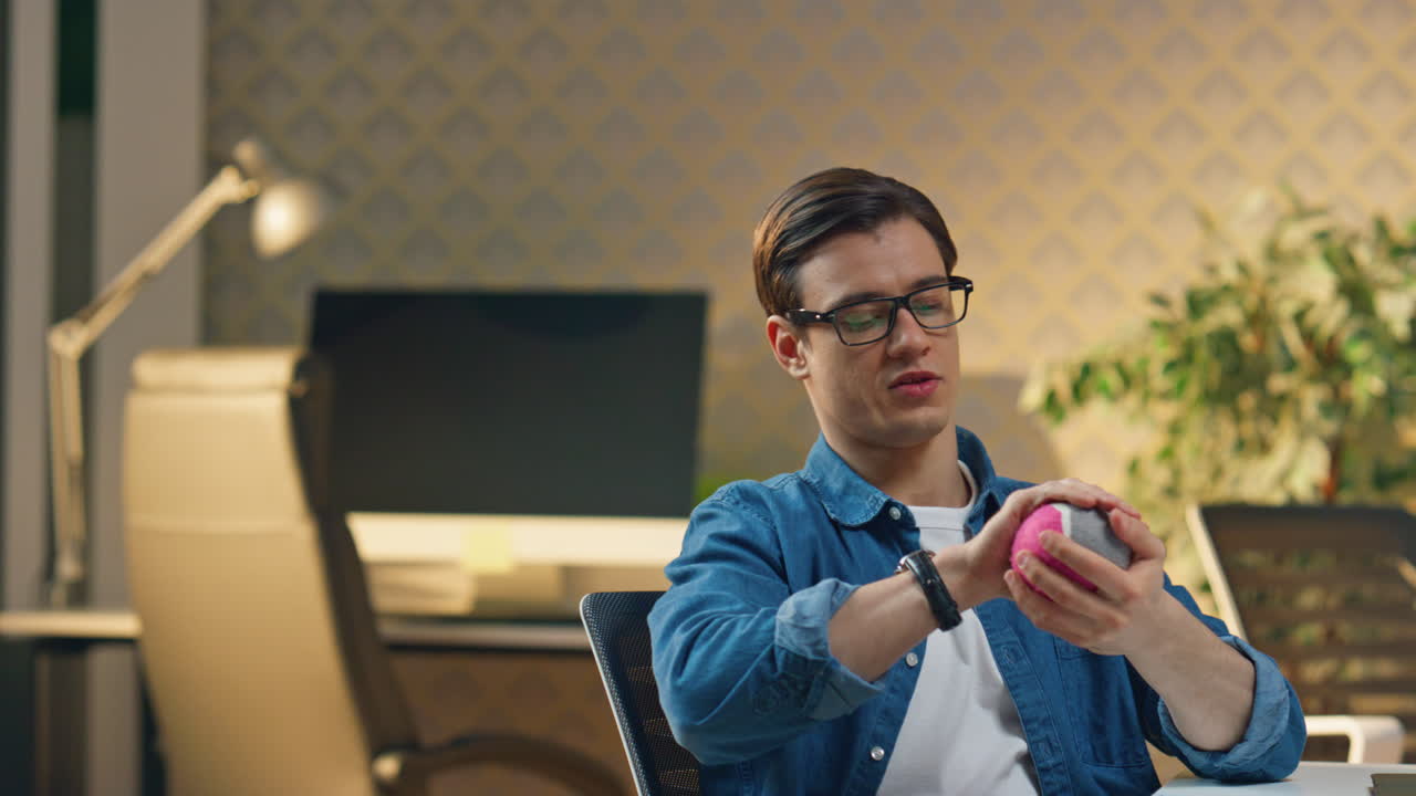 creadores descansando jugando a la pelota en el cuarto de primer plano. dos tipos independientes teniendo descanso