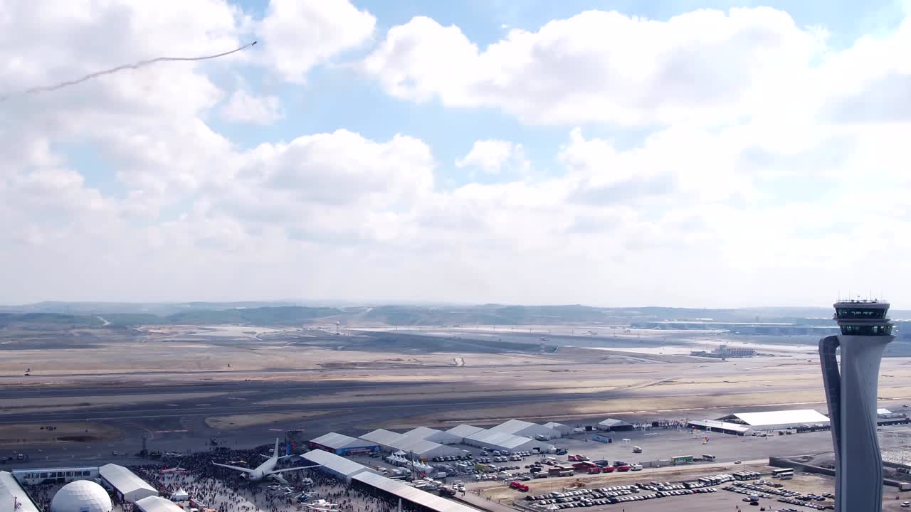 항공 축제 스턴트 비행기 연기로 심장 모양을 만드는