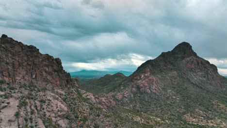 nubes sobre la cordillera escarpada en tucson, arizona, ee.uu.