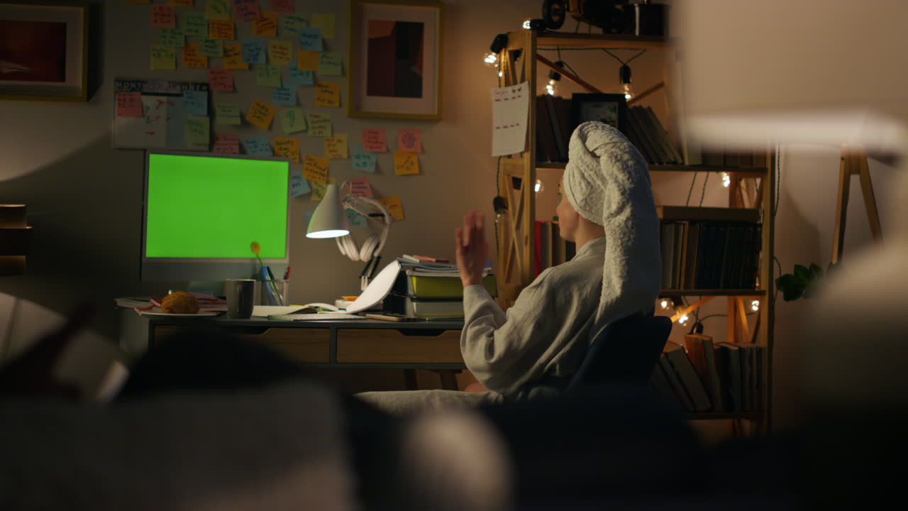 неизвестный фрилансер размахивает chromakey компьютер. женщина видео звонок зеленый экран пк