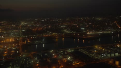 Acercándose-Al-Aeropuerto-De-Barcelona-Por-La-Noche