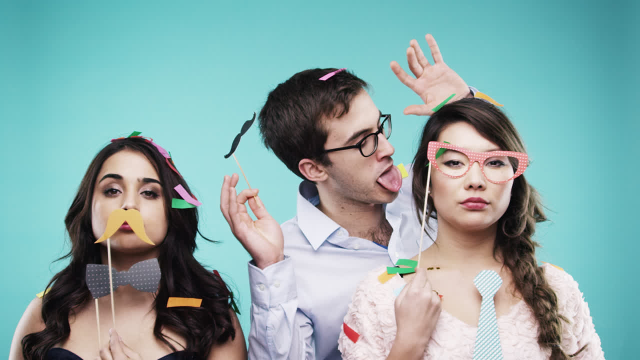 hombre loco geek bailando con mujeres hermosas cámara lenta de la fiesta cabina de fotos