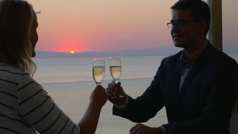 Liebespaar-Genießt-Romantischen-Abend-Im-Café-Am-Meer