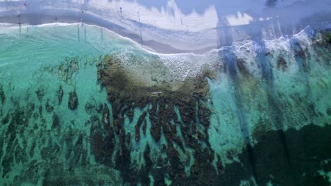 Una-Toma-Aérea-Ascendente-De-Las-Hermosas-Rocas-En-La-Playa-De-North-Cottesloe,-Perth,-Australia-Occidental