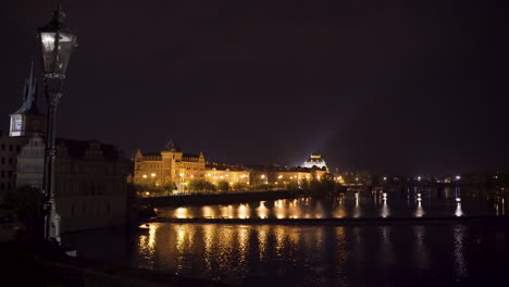teatro nacional de praga,chequia,por la noche,detrás de los puentes sobre el río vltava