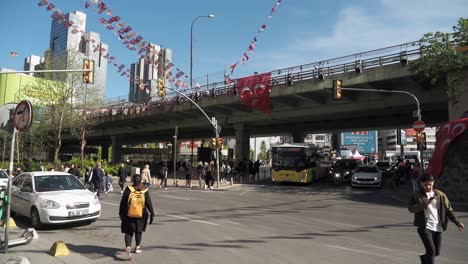 escena callejera de la ciudad de estambul con tráfico y celebraciones