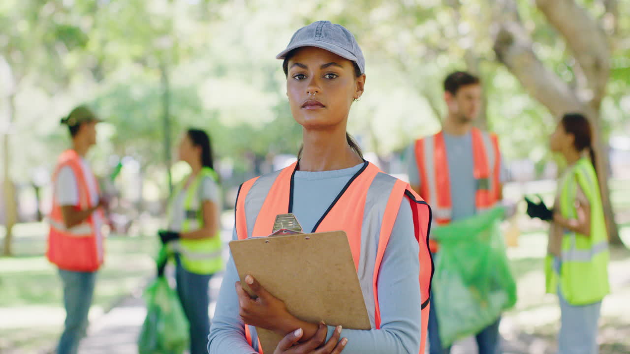 voluntaria femenina con un clipboard en el parque