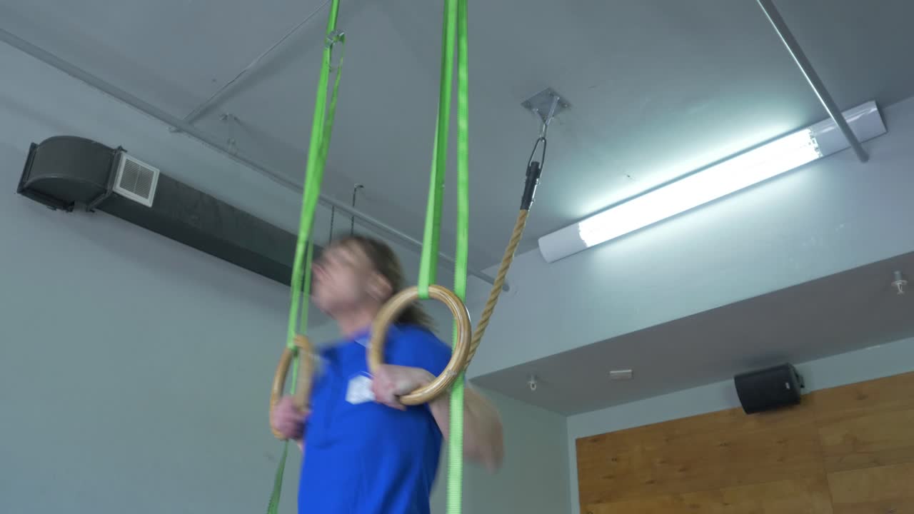 여성이 반지에서 운동을 하고 있습니다.