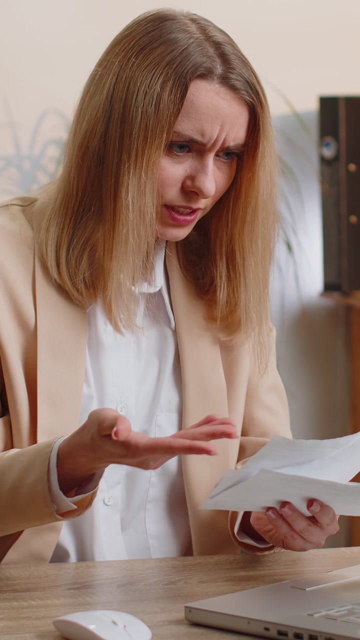 Donne d'affari stressate che lavorano con debiti bancari non pagati, che fanno la documentazione, che pianificano il bilancio, che lanciano banconote di carta.